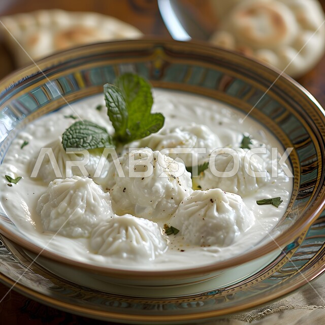 فنون التقديم في مطاعم ومطابخ المملكة العربية السعودية، أطباق من المأكولات العربية التقليدية الشعبية، وصفات طعام شهية صحية لذيذة، مفهوم الولائم والعزائم، صورة مقربة لطبق من الزلابية الكريمية