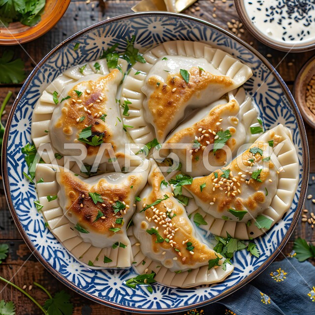 المخبوزات والمعجنات الشهية الطازجة، صورة مقربة لطبق من الفطائر المقلية مع بذور السمسم والبقدونس، شرائح الخبز المحمص، وجبة ذات قيمة غذائية، وصفات طعام شهية صحية لذيذة