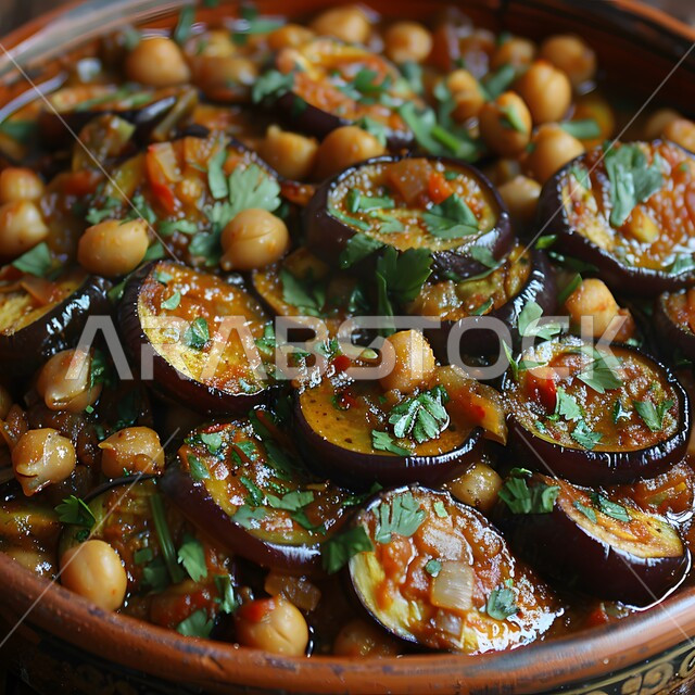 فنون التقديم في مطاعم ومطابخ المملكة العربية السعودية، أطباق من المأكولات العربية التقليدية الشعبية، وصفات طعام شهية صحية لذيذة، وجبة ذات قيمة غذائية، مفهوم الولائم والعزائم، صورة مقربة لطبق من حساء الحمص والباذنجان