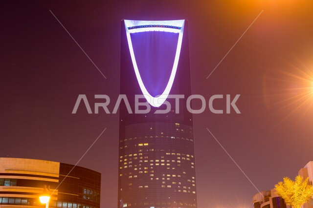 الفن الهندسي المعماري بالسعودية، صورة إبداعية ليلية لمدينة الرياض، الأبراج وناطحات السحاب، معالم سياحية مشهورة بالرياض في المملكة العربية السعودية، أفق مدينة الرياض، برج المملكة المضاء ليلاً
