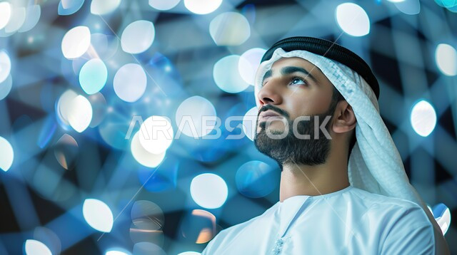عرض مزدوج مستقبلي، رجل عربي خليجي سعودي ينظر الى شيء ما ويفكر   كيفية الجمع بين المناظر الطبيعية الحضرية عالية التقنية والعناصر الرقمية المتقدمة، مفهوم الابتكار والتكنولوجيا في مجال الأعمال، الاهتمام بالمظهر الخارجي والاناقة