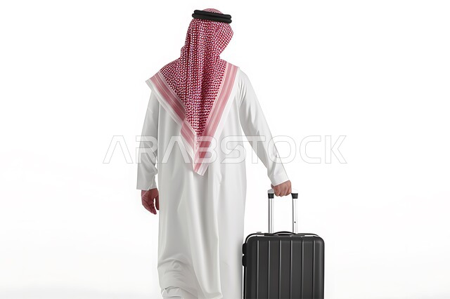 الاستعداد للذهاب في رحلة ممتعة ، بورتريه من الخلف لرجل عربي خليجي سعودي يرتدي الزي التقليدي والشماغ في المطار ، جر حقيبة الأمتعة ، رحلات السفر الجويه ، خلفية بيضاء