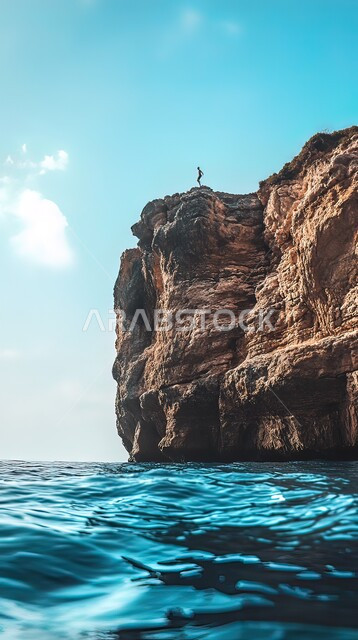 المناظر الطبيعية على البحر في السعودية، رجل عربي خليجي سعودي يقفز من أعلى قمة صخرية، الواجهة البحرية في المملكة العربية، المنحدرات الصخرية المطلة على البحر، أماكن ساحلية سياحية، التكوينات والتشكيلات الحجرية