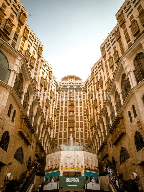 الأماكن الدينية المقدسة, الفن الهندسي المعماري للأبراج وناطحات السحاب على الطراز الحديث، صورة مقربة لأبراج شركة جبل عمر للتطوير في المملكة العربية السعودية، فنادق ومنتجعات كونراد في المدن الاسلامية، فندق هيلتون في مكة المكرمة