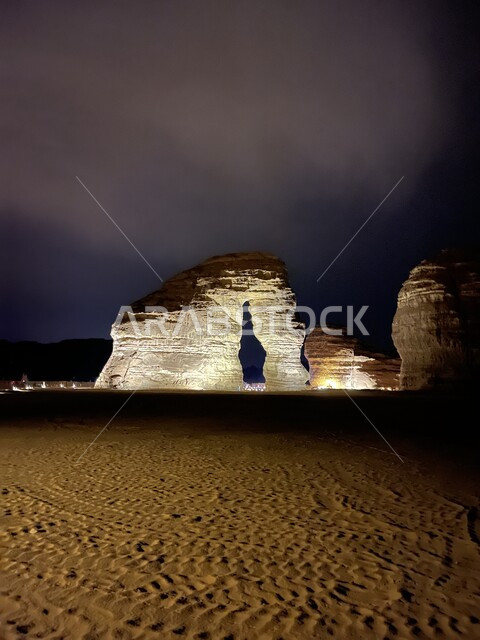 التكوينات والتشكيلات الصخرية الطبيعية في مدينة العلا بالمملكة العربية السعودية في وقت الليل المعالم التاريخية الأثرية السياحية، جمال الطبيعة الصحراوية، الجبال الصخرية في محافظة العلا، السياحة في السعودية