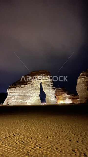 التكوينات والتشكيلات الصخرية الطبيعية في مدينة العلا بالمملكة العربية السعودية في وقت الليل المعالم التاريخية الأثرية السياحية، جمال الطبيعة الصحراوية، الجبال الصخرية في محافظة العلا، السياحة في السعودية