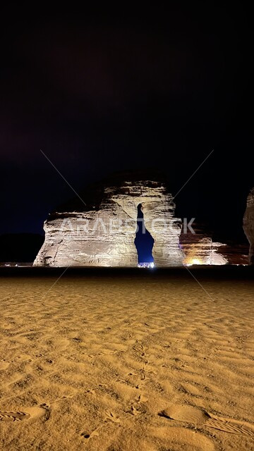 التكوينات والتشكيلات الصخرية الطبيعية في مدينة العلا بالمملكة العربية السعودية في وقت الليل المعالم التاريخية الأثرية السياحية، جمال الطبيعة الصحراوية، الجبال الصخرية في محافظة العلا، السياحة في السعودية