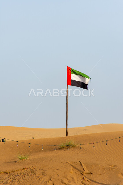 اليوم الوطني الاماراتي 2 ديسمبر، علم الإمارات العربية المتحدة يرفرف وسط المناطق الصحراوية، الرمال الذهبية الناعمة، مفهوم حب الوطن والانتماء اليه، التشكيلات والتكوينات الرملية في الصحراء