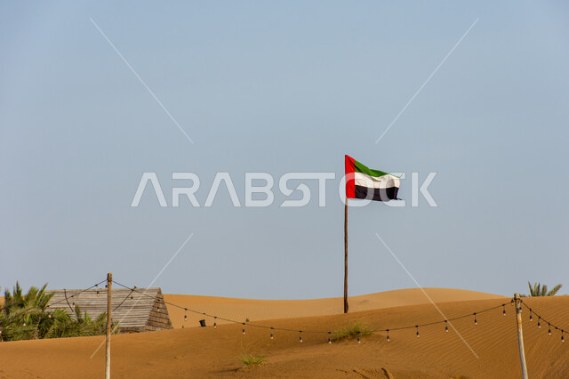 اليوم الوطني الاماراتي 2 ديسمبر، علم الإمارات العربية المتحدة يرفرف وسط المناطق الصحراوية، الرمال الذهبية الناعمة، مفهوم حب الوطن والانتماء اليه، التشكيلات والتكوينات الرملية في الصحراء
