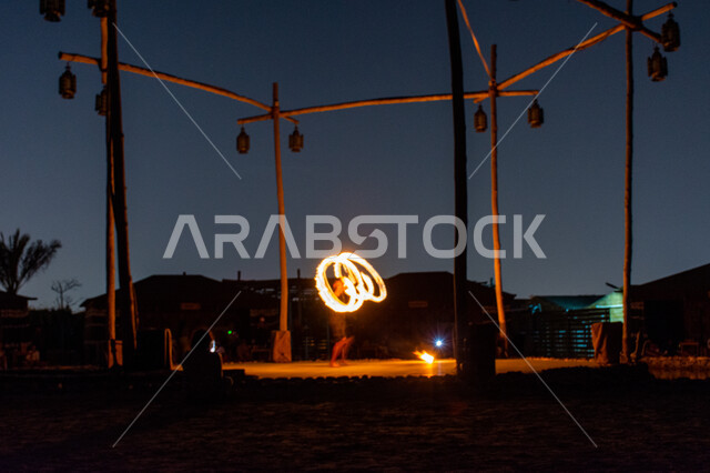 عروض الألعاب النارية في مخيم صحراوي في مدينة دبي، الأنشطة والعروض الفنية، المناظر الطبيعية في صحاري الإمارات العربية المتحدة، الشرارات الساخنة المحترقة، جذب واستقطاب السياح من كافة انحاء العالم