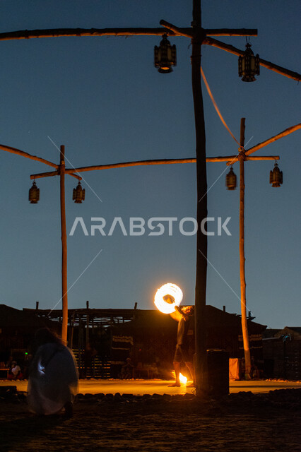 عروض الألعاب النارية في مخيم صحراوي في مدينة دبي، الأنشطة والعروض الفنية، المناظر الطبيعية في صحاري الإمارات العربية المتحدة، الشرارات الساخنة المحترقة، جذب واستقطاب السياح من كافة انحاء العالم