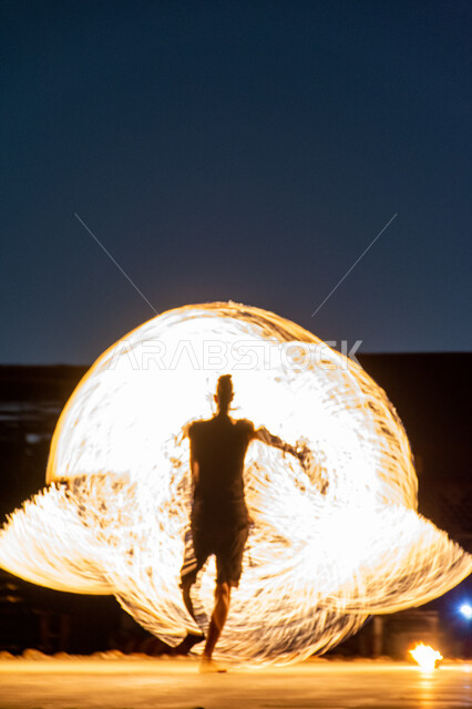 عروض الألعاب النارية في مخيم صحراوي في مدينة دبي، الأنشطة والعروض الفنية، المناظر الطبيعية في صحاري الإمارات العربية المتحدة، الشرارات الساخنة المحترقة، جذب واستقطاب السياح من كافة انحاء العالم