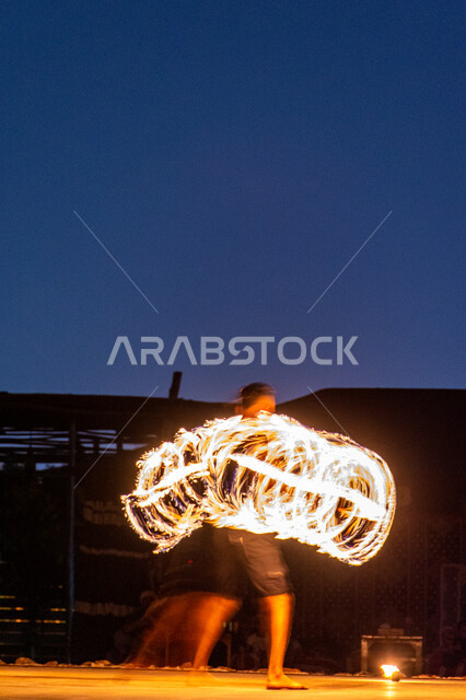 عروض الألعاب النارية في مخيم صحراوي في مدينة دبي، الأنشطة والعروض الفنية، المناظر الطبيعية في صحاري الإمارات العربية المتحدة، الشرارات الساخنة المحترقة، جذب واستقطاب السياح من كافة انحاء العالم