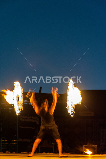 عروض الألعاب النارية في مخيم صحراوي في مدينة دبي، الأنشطة والعروض الفنية، المناظر الطبيعية في صحاري الإمارات العربية المتحدة، الشرارات الساخنة المحترقة، جذب واستقطاب السياح من كافة انحاء العالم