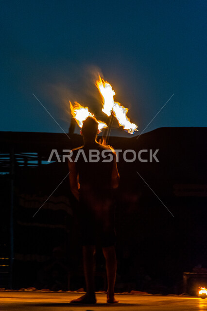 عروض الألعاب النارية في مخيم صحراوي في مدينة دبي، الأنشطة والعروض الفنية، المناظر الطبيعية في صحاري الإمارات العربية المتحدة، الشرارات الساخنة المحترقة، جذب واستقطاب السياح من كافة انحاء العالم