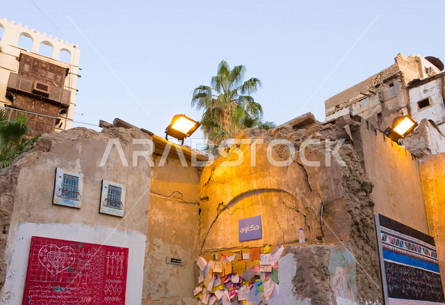 ضوء الشارع المعدني الأسود تحت السماء الزرقاء في المملكة العربية السعودية , منظر زاوية منخفضة للمصباح الكهربائي , ضوء الشارع منير , عمود مصباح الشارع , الصورة المقربة , معالم تاريخية أثرية