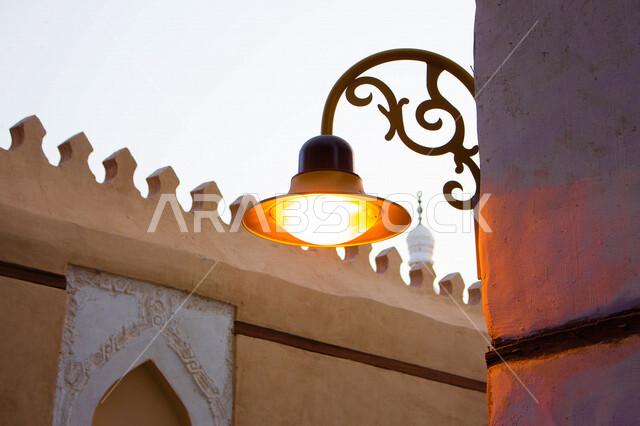 ضوء الشارع المعدني الأسود تحت السماء الزرقاء في المملكة العربية السعودية , منظر زاوية منخفضة للمصباح الكهربائي , ضوء الشارع منير , عمود مصباح الشارع , الصورة المقربة , معالم تاريخية أثرية