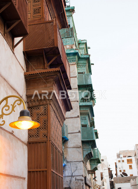 ضوء الشارع المعدني الأسود تحت السماء الزرقاء في المملكة العربية السعودية , منظر زاوية منخفضة للمصباح الكهربائي , ضوء الشارع منير , عمود مصباح الشارع , الصورة المقربة , معالم تاريخية أثرية