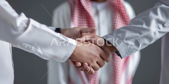 عقد صفقات عمل جديدة ناجحة بين رجال الأعمال، صورة مقربة ليدي رجلين عربيين خليجيين سعوديين يقومان بالإتفاق ومصافحة بعضهما، توسيع مجالات العمل, صداقات وتعارف وبناء علاقات اجتماعية، الشراكة في الأعمال والمشاريع