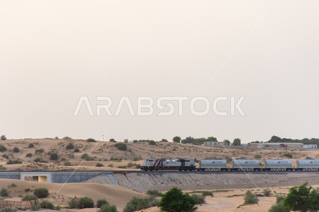 قطار لشحن البضائع والسلع يمر وسط الصحراء في مدينة دبي، وسائل النقل البرية في الإمارات العربية المتحدة، شبكة الطرق و المواصلات, التكوينات والتشكلات الرملية في الصحاري