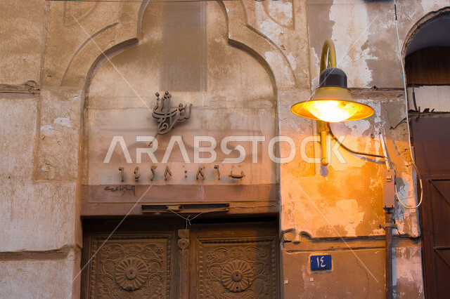 ضوء الشارع المعدني الأسود تحت السماء الزرقاء في المملكة العربية السعودية , منظر زاوية منخفضة للمصباح الكهربائي , ضوء الشارع منير , عمود مصباح الشارع , الصورة المقربة , معالم تاريخية أثرية