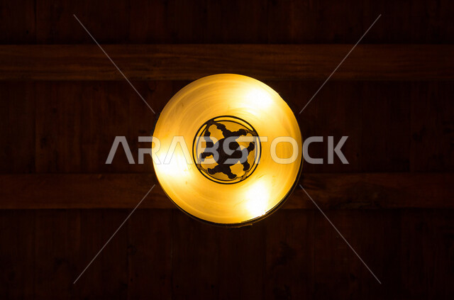 ضوء الشارع المعدني الأسود تحت السماء الزرقاء في المملكة العربية السعودية , منظر زاوية منخفضة للمصباح الكهربائي , ضوء الشارع منير , عمود مصباح الشارع , الصورة المقربة , معالم تاريخية أثرية