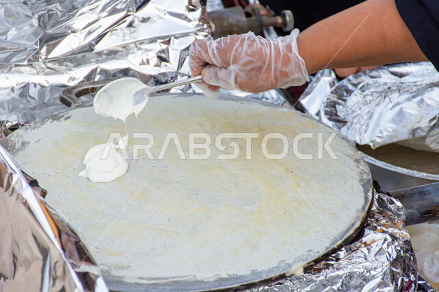 طبخ خبز الرقاق بالجبنة في مدينة دبي، نوع شهير من الخبز في الإمارات العربية المتحدة، المأكولات والأطعمة الشرقية اللذيذة، فنون تقديم الطعام في المطابخ والمطاعم