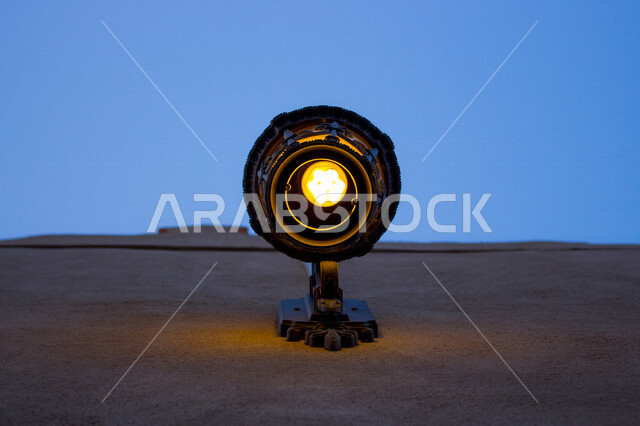 ضوء الشارع المعدني الأسود تحت السماء الزرقاء في المملكة العربية السعودية , منظر زاوية منخفضة للمصباح الكهربائي , ضوء الشارع منير , عمود مصباح الشارع , الصورة المقربة , معالم تاريخية أثرية