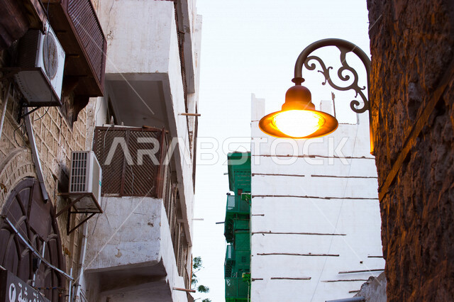 ضوء الشارع المعدني الأسود تحت السماء الزرقاء في المملكة العربية السعودية , منظر زاوية منخفضة للمصباح الكهربائي , ضوء الشارع منير , عمود مصباح الشارع , الصورة المقربة , معالم تاريخية أثرية