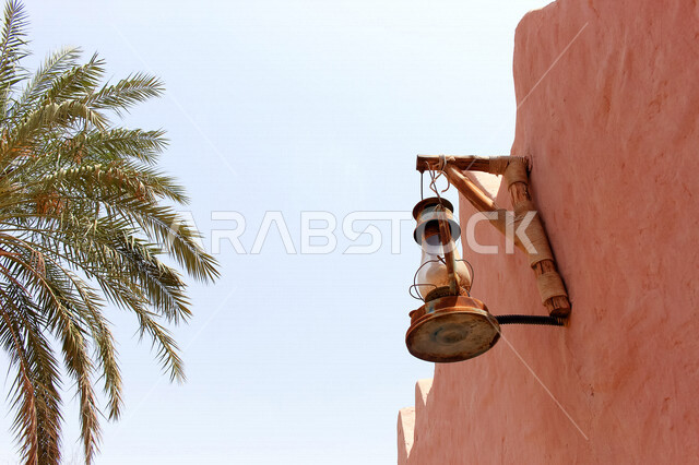 ضوء الشارع المعدني الأسود تحت السماء الزرقاء في المملكة العربية السعودية , منظر زاوية منخفضة للمصباح الكهربائي , ضوء الشارع منير , عمود مصباح الشارع , الصورة المقربة , معالم تاريخية أثرية