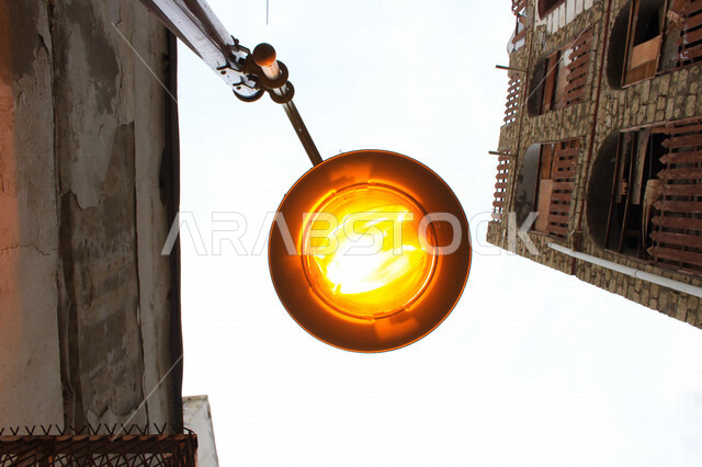 ضوء الشارع المعدني الأسود تحت السماء الزرقاء في المملكة العربية السعودية , منظر زاوية منخفضة للمصباح الكهربائي , ضوء الشارع منير , عمود مصباح الشارع , الصورة المقربة , معالم تاريخية أثرية