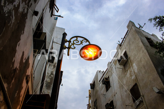 ضوء الشارع المعدني الأسود تحت السماء الزرقاء في المملكة العربية السعودية , منظر زاوية منخفضة للمصباح الكهربائي , ضوء الشارع منير , عمود مصباح الشارع , الصورة المقربة , معالم تاريخية أثرية