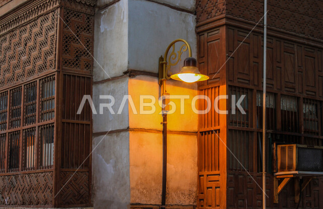 ضوء الشارع المعدني الأسود تحت السماء الزرقاء في المملكة العربية السعودية , منظر زاوية منخفضة للمصباح الكهربائي , ضوء الشارع منير , عمود مصباح الشارع , الصورة المقربة , معالم تاريخية أثرية