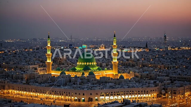 المآذن والقبب المضيئة وقت غروب الشمس، أماكن ومعالم إسلامية مقدسة مشهورة  في المملكة العربية السعودية، المسجد النبوي الشريف في المدينة المنورة، العبادة والتقرب الى الله تعالى، الفن الهندسي الاسلامي للمساجد