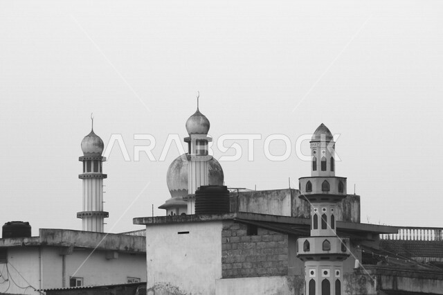 المئذنة (المنارة) مبنى مرتفع طويل ملحق بالمساجد ، العبادة والتقرب إلى الله ، صوت الأذان ، دعوة المسملين للصلاة  ، مسجد المئذنة