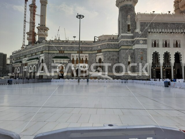 الفن الهندسي المعماري في بناء المآذن الشامخة على الطراز الإسلامي، الفناء الخارجي للمسجد الحرام في وقت الغروب، ساحات الحرم المكي الشريف الخارجية في مكة المكرمة بالمملكة العربية السعودية، أداء مناسك الحج والعمرة، معالم دينية إسلامية مقدسة، أماكن العبادة والطاعة