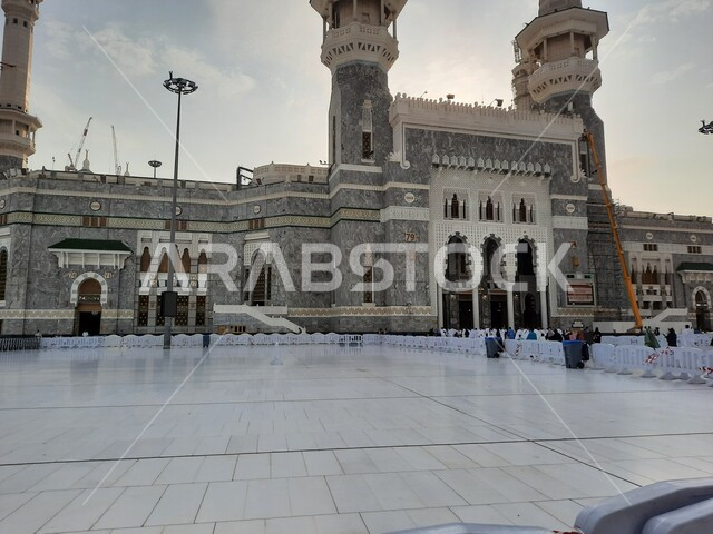 الفن الهندسي المعماري في بناء المآذن الشامخة على الطراز الإسلامي، الفناء الخارجي للمسجد الحرام في وقت الغروب، ساحات الحرم المكي الشريف الخارجية في مكة المكرمة بالمملكة العربية السعودية، أداء مناسك الحج والعمرة، معالم دينية إسلامية مقدسة، أماكن العبادة والطاعة