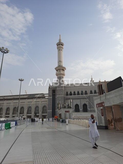 الفن الهندسي المعماري في بناء المآذن الشامخة على الطراز الإسلامي، الفناء الخارجي للمسجد الحرام في وقت الغروب، ساحات الحرم المكي الشريف الخارجية في مكة المكرمة بالمملكة العربية السعودية، أداء مناسك الحج والعمرة، معالم دينية إسلامية مقدسة، أماكن العبادة والطاعة