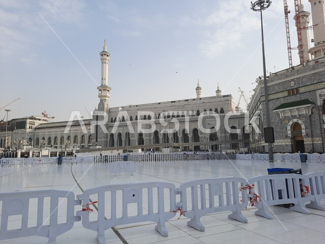 Architectural engineering art in building towering minarets in the Islamic style, the outer courtyard of the Grand Mosque at sunset, the outer courtyards of the Grand Mosque in Mecca, Saudi Arabia, performing Hajj and Umrah rituals, sacred Islamic religious landmarks, places of worship and obedience