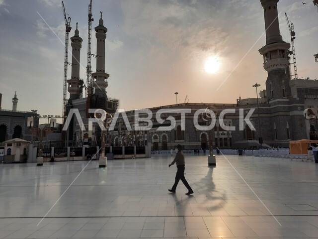 الفناء الخارجي للمسجد الحرام في وقت الغروب، الفن الهندسي المعماري في بناء المآذن الشامخة على الطراز الإسلامي، ساحات الحرم المكي الشريف الخارجية في مكة المكرمة بالمملكة العربية السعودية، أداء مناسك الحج والعمرة، معالم دينية إسلامية مقدسة، أماكن العبادة والطاعة