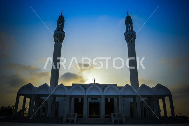 جامع حسن عناني هو أحد الجوامع الكبيرة بمدينة جدة ، يقع على كورنيش جدة ، معالم سياحية ، مناظر طبيعية ، جمال السعودية