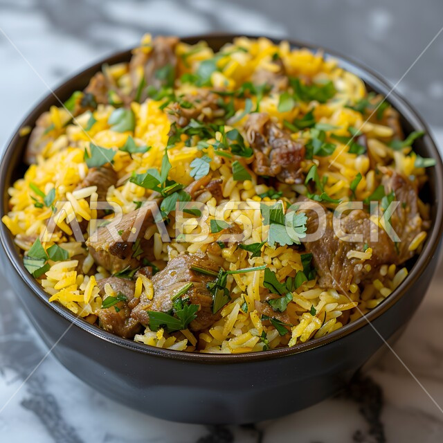  طبق من أرز الكبسة مع قطع اللحم المزين والخضروات، ولائم وأطباق عربية تقليدية شعبية، وصفات المأكولات والوجبات الشرقية الشهية، مطابخ ومطاعم المملكة العربية السعودية، صحن من البرياني باللحم الدسم، مهارة إعداد وصفة المندي الخليجي المشهورة بالتوابل الغنية بالنكهات 