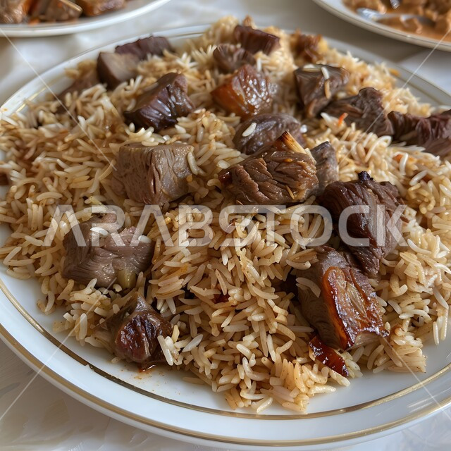  طبق من أرز الكبسة مع قطع اللحم المزين والخضروات، ولائم وأطباق عربية تقليدية شعبية، وصفات المأكولات والوجبات الشرقية الشهية، مطابخ ومطاعم المملكة العربية السعودية، صحن من البرياني باللحم الدسم، مهارة إعداد وصفة المندي الخليجي المشهورة بالتوابل الغنية بالنكهات 
