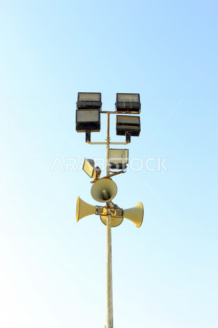 مكبر الصوت معلق على عمود في أحد المساجد ، مكبر صوت لوقت الأذان للصلاة ، دعوة المسملين للصلاة ، مايكرفون لمناداة الناس