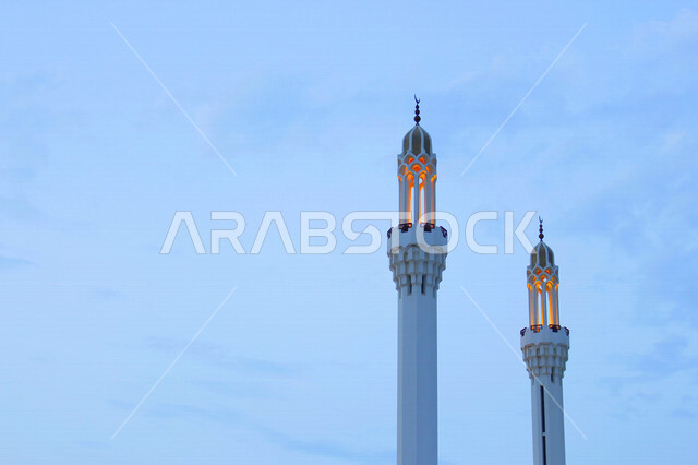 صورة لمئذنة جامع حسن عناني هو أحد الجوامع الكبيرة بمدينة جدة ، يقع على كورنيش جدة ، معالم سياحية ، مناظر طبيعية ، جمال السعودية ، صوت الآذان ، دعوة المسلمين للصلاة ، مسجد العناني بجدة