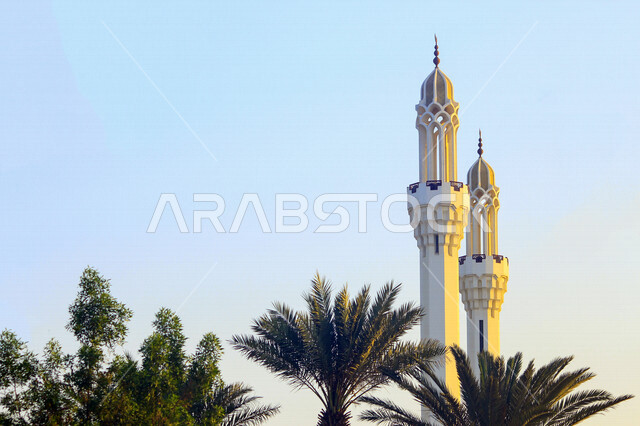 صورة لمئذنة جامع حسن عناني هو أحد الجوامع الكبيرة بمدينة جدة ، يقع على كورنيش جدة ، معالم سياحية ، مناظر طبيعية ، جمال السعودية ، صوت الآذان ، دعوة المسلمين للصلاة ، مسجد العناني بجدة