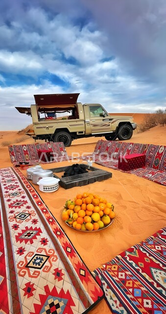 جلسات عربية تقليدية وسط الصحراء, الاستجمام والاستمتاع في الأجواء الهادئة, قضاء إجازة ممتعة في براري المملكة العربية السعودية, رحلة و كشتة برية في المناطق الصحراوية, منظر الرمال الذهبية الناعمة