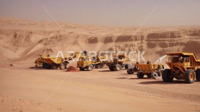 المعدات الضخمة تقوم بالعمل في موقع التعدين، التخلص من الأتربة والصخور, مناطق التنقيب عن الثروات الباطنية، الطبيعة الصخرية وتضاريس السلاسل الجبلية، المرتفعات وقمم الجبال في المملكة العربية السعودية