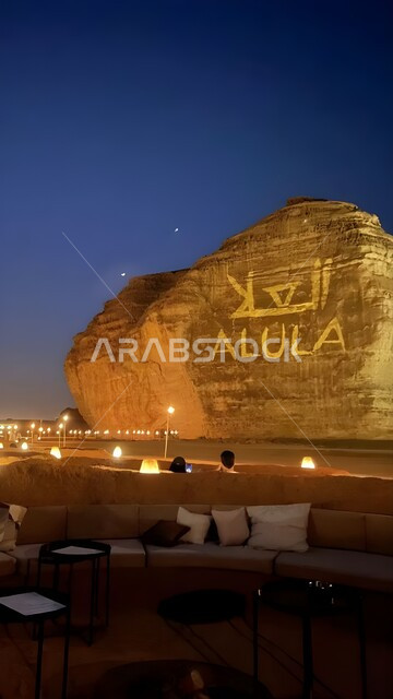 صخرة الفيل في محافظة العلا في المملكة العربية السعودية ليلاً، معالم أثرية تاريخية قديمة، القمم والمرتفعات الجبلية، التكوينات الصخرية في المناطق الصحراوية، الأماكن السياحية المشهورة، منظر الإضاءة في ليل الصحراء