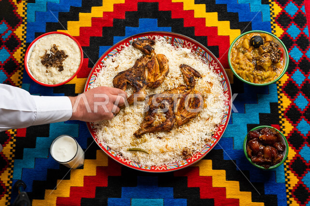 اكلات شعبية، اكلات عربية خليجية سعودية، طبق مكون من الارز والدجاج، طعام عربي شعبي خليجي، اشهر الاطباق القديمة للمطبخ السعودي، عزائم وولائم